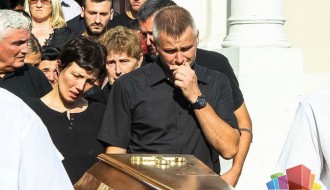 Najtužnija povorka: Hiljade ljudi ispratilo Tijanu na poslednji počinak