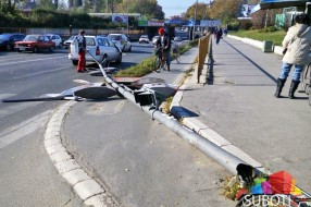 Više uzroka za rušenje stuba javne rasvete