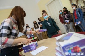 Učenici Hemijsko-tehnološke škole dobili tablete u cilju lakšeg praćenja onlajn nastave