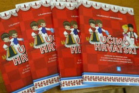 Predstavljen udžbenik "Učimo hrvatski"