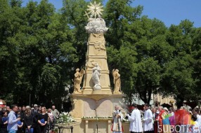 Otkriven spomenik Svetog Trojstva