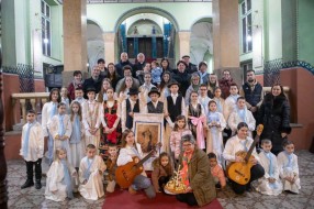 Praznični duh u centru grada: otvorena izložba božićnjaka