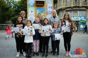 Održana mini izložba životinja - najmlađi oduševljeni zekama i pernatim životinjama