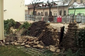 Urušen zid između parcela