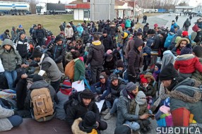 Nekoliko stotina migranata protestovalo na Kelebiji, prelaz obišao ministar Vulin