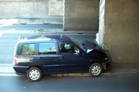 Naleteo automobilom na stub