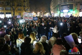Održan skup prosvetnih radnika, roditelja i učenika na Trgu slobode