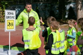 Edukacija i saobraćajni poligon za prvačiće - najmlađi učili o bezbednom učestvovanju u saobraćaju