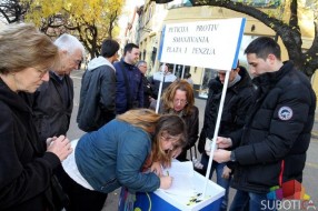 DS prikupljao potpise za Peticiju za ukidanje zakona kojim su smanjene plate i penzije