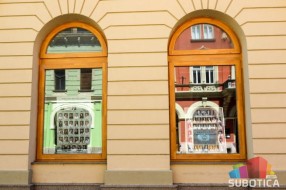 Tabloi subotičkih maturanata ukrasili Narodno pozorište