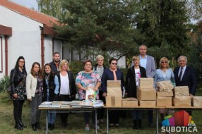 Đaci romske nacionalnosti dobili besplatne udžbenike
