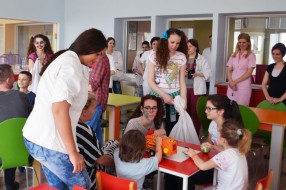 Učenici Medicinske škole obradovali pacijente dečijeg odeljenja Opšte bolnice