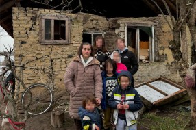 Apel za pomoć porodici Mačković: Šestoro mališana živi u teškim uslovima