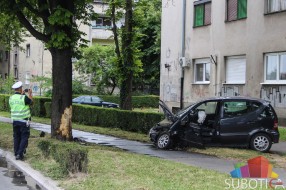 Izgubio kontrolu nad vozilom i udario u drvo