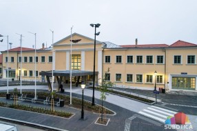 Predsednik Srbije Vučić obilazi radove na modernizaciji brze pruge i rekonstrukciji Železničke stanice u Subotici