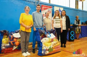 U okviru projekta "Sportom do prijateljstva" šest škola dobilo paket rekvizita za fizičko