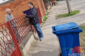 Počela podela plavih kanti u Malom Bajmoku