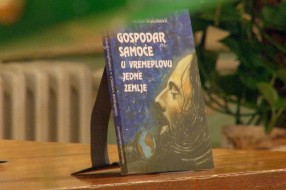 Promovisana knjiga koja predstavlja omaž muzičkoj grupi "Azra" i umetničkom stvaralaštvu Branimira Džonija Štulića