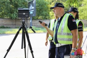 Akcija pojačane kontrole saobraćaja - posebna pažnja na telefoniranje tokom vožnje i slušalice pri prelasku