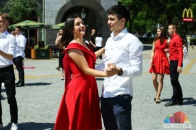 Tradicionalni ples maturanata sutra u centru grada