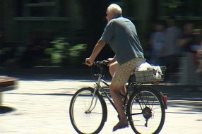 Biciklisti u pešačkoj zoni ugrožavaju bezbednost dece