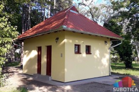 Javni toaleti na Paliću čekaju dozvolu za rad i zakupca