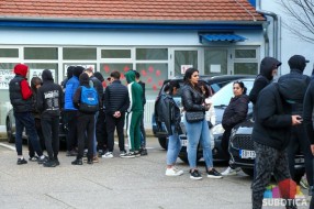 Grupa studenata koja želi povratak nastave okupila se ispred Ekonomskog fakulteta