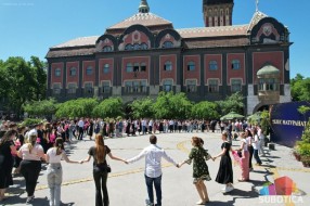 Valcerom ispratili srednjoškolske dane: Maturanti plesali u centru grada