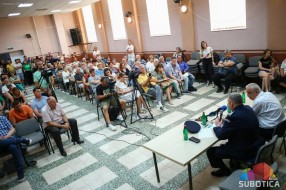 Meštani Hajdukova: Migranata je manje, taksisti nam prave probleme