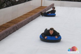 Ledeni tobogan u centru grada počeo sa radom