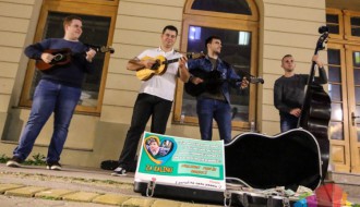 Pesmom pomažu bolesnoj devojčici