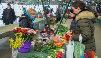 Tezge pune rotkvica, mladog luka i sremuša - na Mlečnoj pijaci ima svega osim kupaca