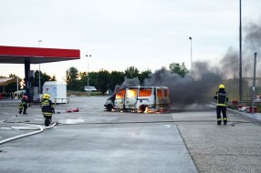 Ugasili zapaljeni kombi na pumpi na auto-putu, spaseni putnici i pas