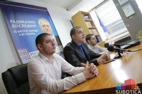 Radikali komentarisali miting SNS-a i najavili dolazak Šešelja