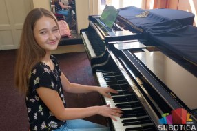 Učenica Muzičke škole Jelena Popović, višestruko nagrađivana mlada pijanistkinja