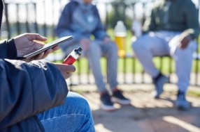 Svaki peti srednjoškolac koristi e-cigarete, devojčice prednjače u vejpovanju