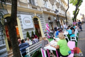 Otvoren prvi restoran palačinki "Kinder's cake"