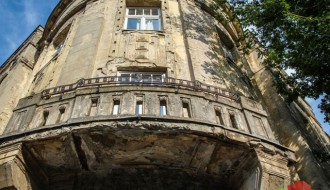 Bez sanacije fasade prazne klupe u Tehničkoj školi