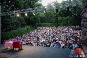 Predstava "Kakva ti je žena, takav ti je život" oduševila Subotičane, po završetku desila se prosidba