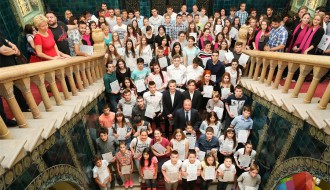 Grad uručio pohvalnice za zapažene rezultate na takmičenjima u školskoj 2015/16. godini.