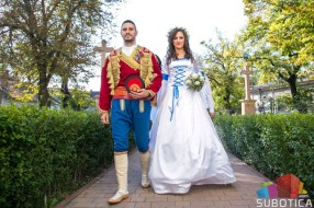 Mladenci u tradicionalnim odorama uplovili u bračne vode