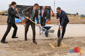 Premijer na polaganju kamena temeljca za novi pogon fabrike "Continental"