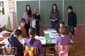 Kolo srpskih sestara poklanja školski pribor