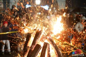 Kraj tradicije: Nema više paljenja badnjaka na Trgu i organizovanog odlaska u šumu
