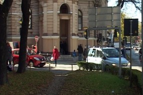 Nepropisno parkiranje ispred škole predstavlja pretnju po bezbednost dece