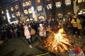 Tradicija paljenja badnjaka na Gradskom trgu ipak se nastavlja
