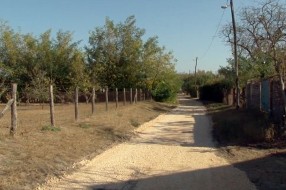 Ulica "hiljadu jezera" posuta tucanikom