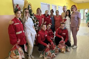 Novogodišnja radost za decu korisnike Narodne kuhinje i lečene na dečjem odeljenu bolnice