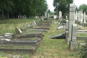 Vandali ponovo oštetili nadgrobne spomenike na Jevrejskom groblju