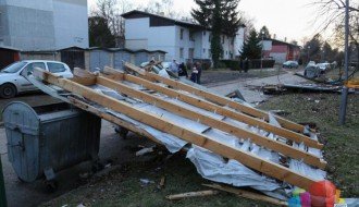 Jak vetar odvalio limeni krov na nižu zgradu i ulicu u Kertvarošu